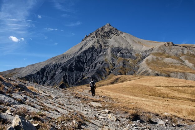 Foto ein mann klettert auf einen berg gegen den himmel