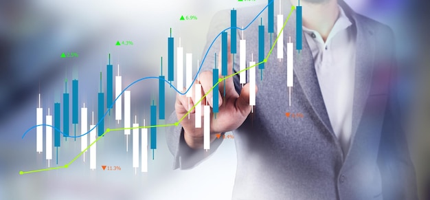 Ein Mann klickt auf einen Candlestick-Chart