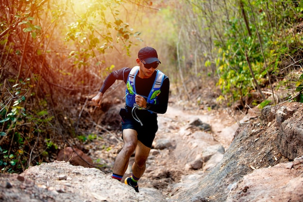 Ein Mann Läufer, der Sportschuhe für Trailrunning im Wald trägt
