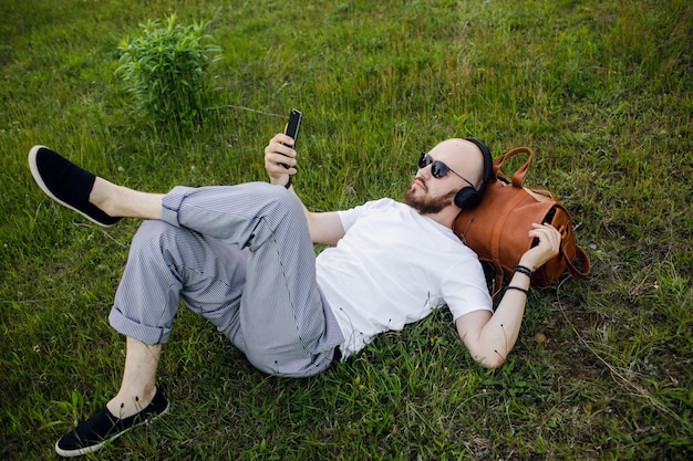 Ein Mann liegt im Park und ruht sich von der Arbeit aus