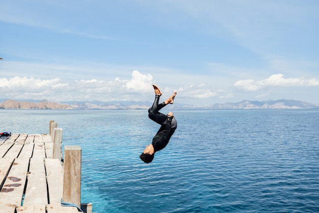 Ein Mann macht Backflip-Junk ins Meer