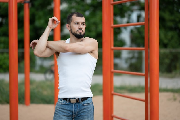 Ein Mann macht ein Aufwärmen vor dem Training auf der Straße. Training, Training, Lifestyle