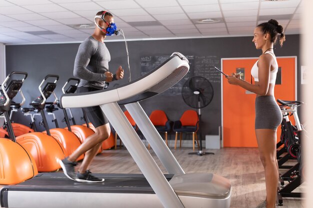 Ein Mann macht einen Fitness-Test