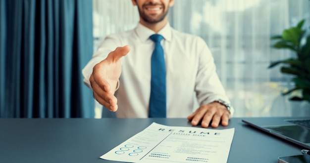 Ein Mann mit ausgestreckter Hand zum Händeschütteln.