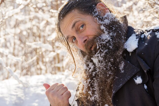 Ein Mann mit Bart im Schnee, der wütend aussieht.