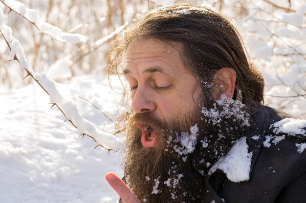 Ein Mann mit Bart im Schnee