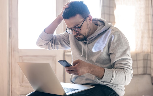 Ein Mann mit Brille arbeitet an einem Laptop