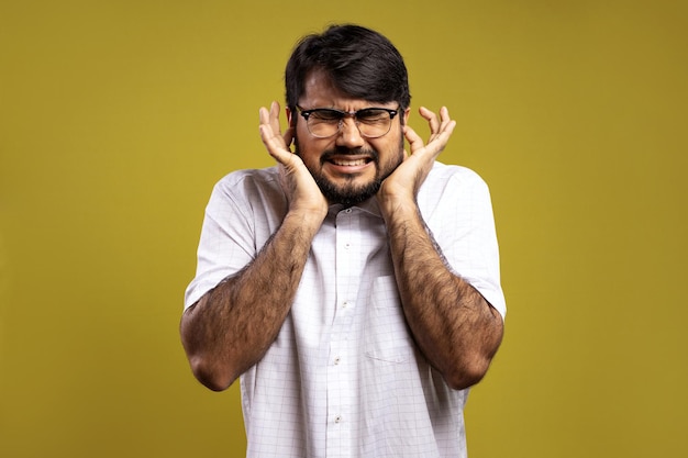 ein Mann mit Brille im Gesicht macht ein komisches Gesicht