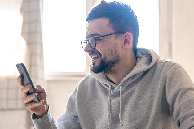 Ein Mann mit Brille nutzt einen Smartphone-Kopierbereich