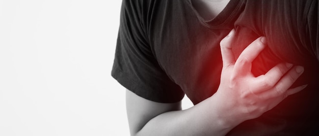 Ein Mann mit Brustschmerzen, Herzinfarkt im Freien oder schwerem Training führt zu Schocks im Körper Herzkrankheitenx9