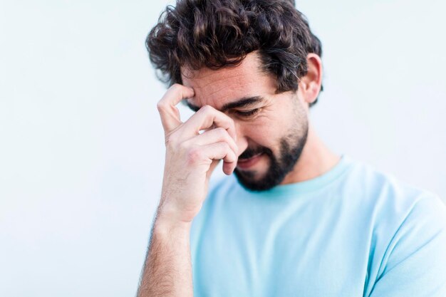 Ein Mann mit einem blauen Hemd, auf dem steht: „Ich bin kein Mann“