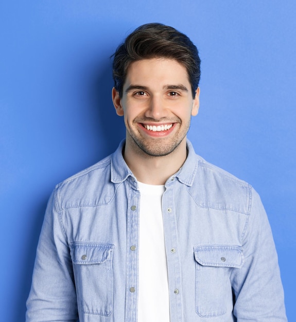 Ein Mann mit einem blauen Hemd, auf dem steht: „Ich bin Zahnarzt“