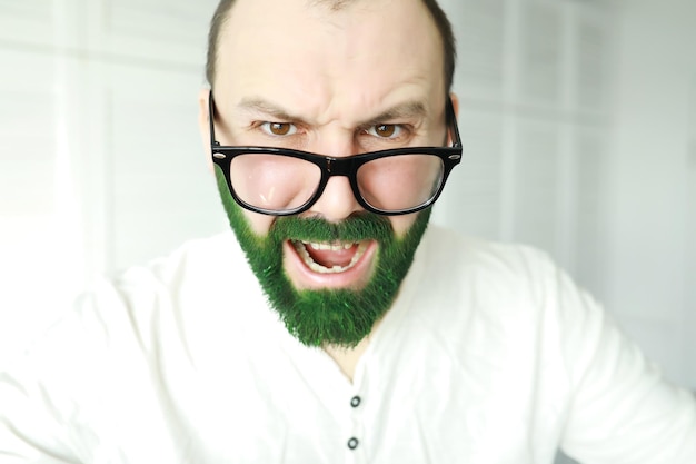 Ein Mann mit einem grünen Bart StPatrick's Day Irish Fan Color Bart