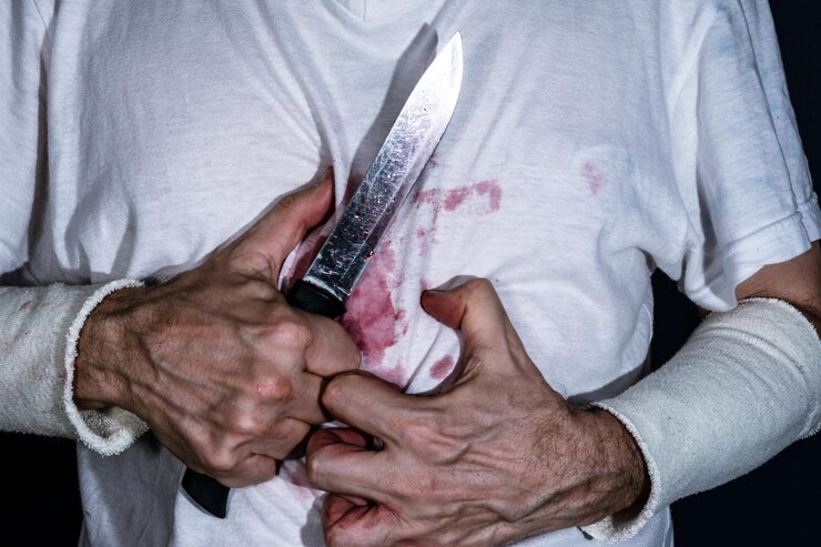 Foto ein mann mit einem messer an der brust