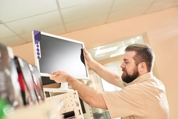 Ein Mann mit einem Monitor