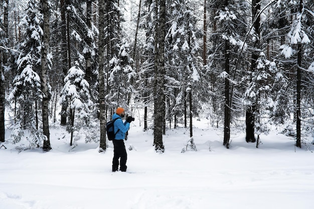 Ein Mann mit einem Rucksack reist im Winter Ein Mann in einem schneebedeckten Feld Wandern Winterlandschaft