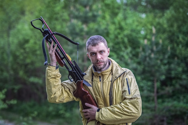 Ein Mann mit einer Armbrust in den Händen