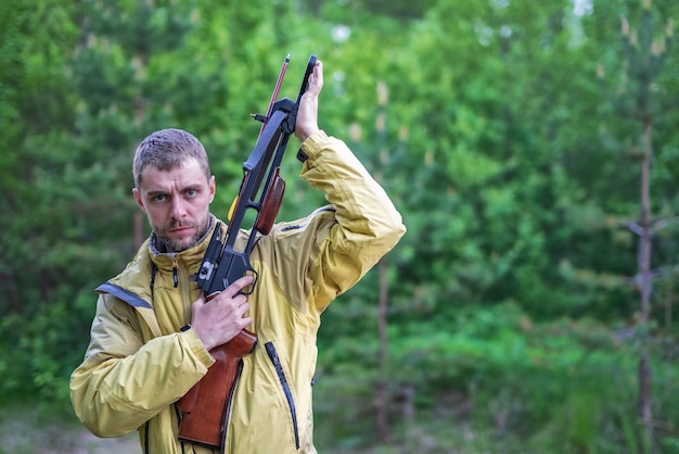 Ein Mann mit einer Armbrust in den Händen