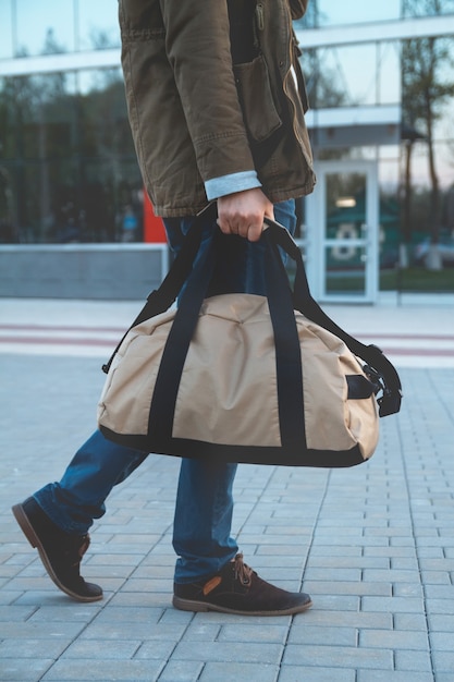 Ein Mann mit einer Tasche am Flughafen