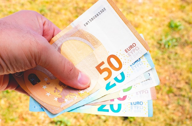 Ein Mann mit Euro-Banknoten