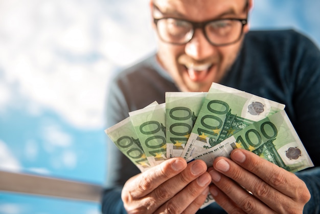 Ein Mann mit Geld