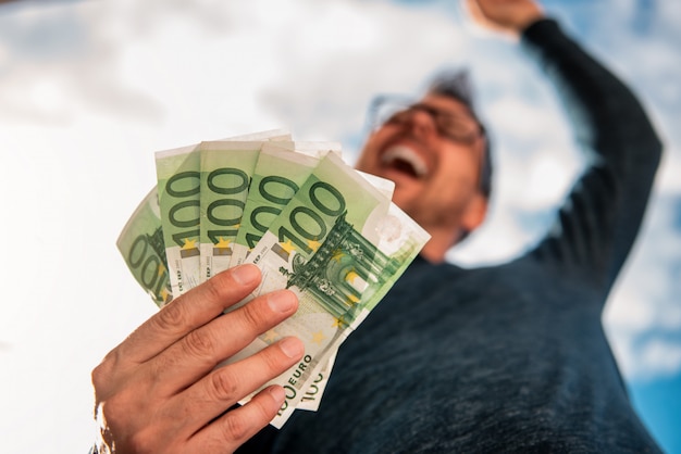 Ein Mann mit Geld