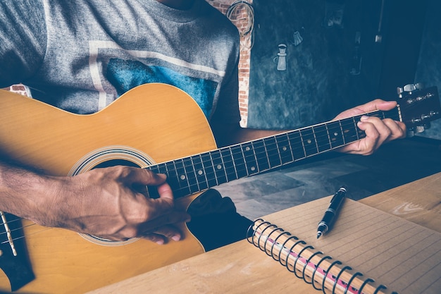 Ein Mann mit Gitarre komponieren