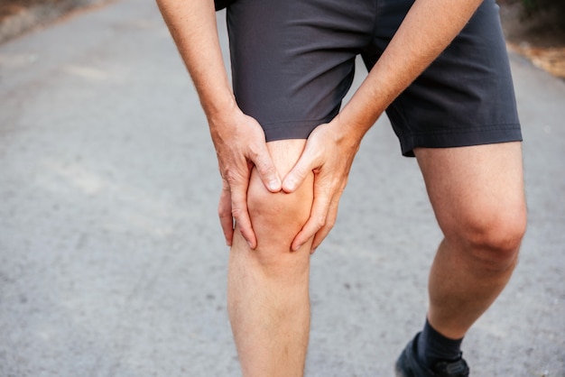 Ein Mann mit Knie-Patellofemoral-Schmerzsyndrom