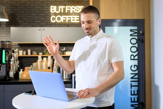 Ein Mann mit Laptop während eines Videoanrufs mit Kollegen