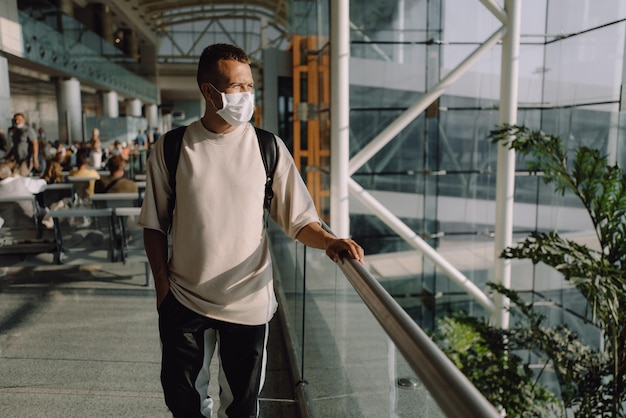 Ein Mann mit Maske während einer Pandemie am Flughafen