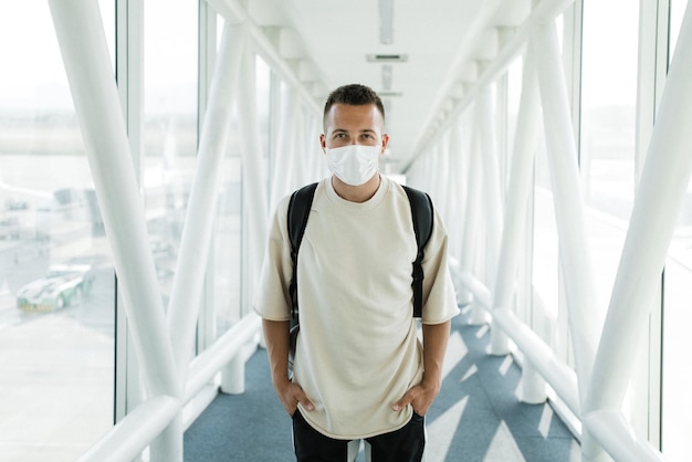 Ein Mann mit Maske während einer Pandemie am Flughafen