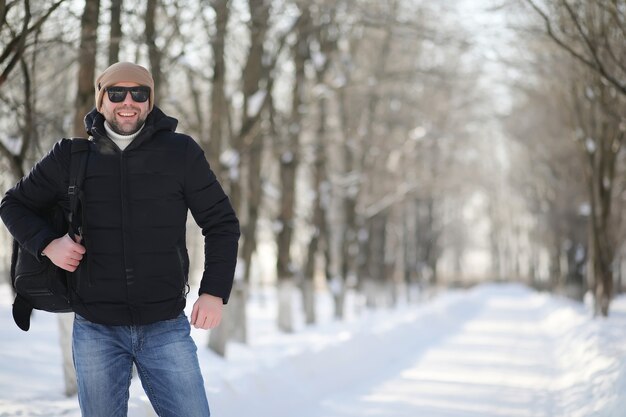 Ein Mann mit Rucksack frostigen Wintertag