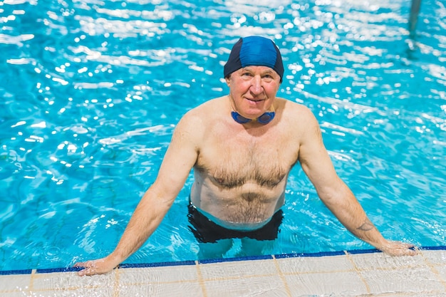 Ein Mann mit Schwimmbrille schwimmt in einem Pool.