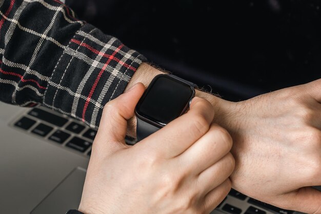 Ein Mann nutzt eine Smart-Watch-Nahaufnahme-Technologie