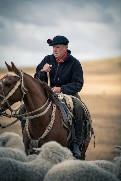 Foto ein mann reitet auf einem pferd