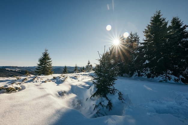 Ein Mann reitet auf einem schneebedeckten Hang