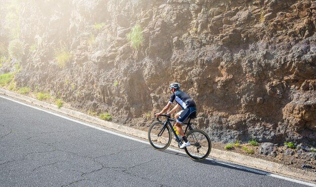 Ein Mann-Rennradfahrer, der den Anstieg auf Teneriffa, Spanien, angreift