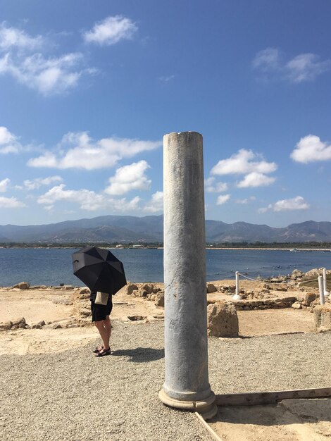 Foto ein mann schaut auf das meer gegen den himmel