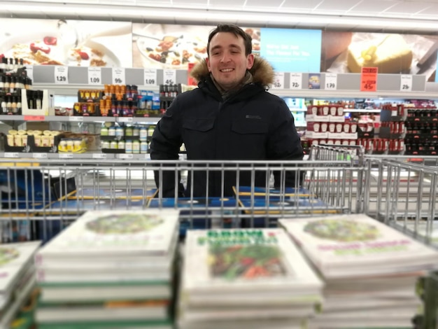 Foto ein mann schaut sich bücher im supermarkt an