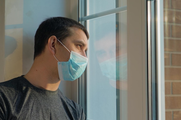 Ein Mann schaut weg, während er durch das Fenster schaut