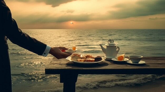 Ein Mann serviert Essen auf einem Tisch am Meer.