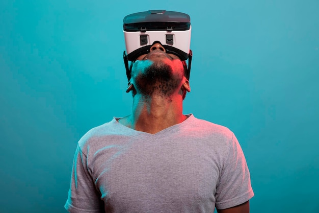 Foto ein mann sieht auf, während er ein virtual-reality-headset trägt