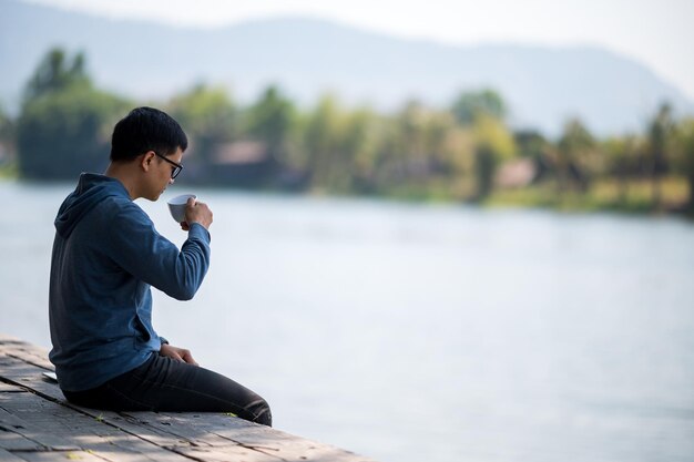 Ein Mann sitzt am See