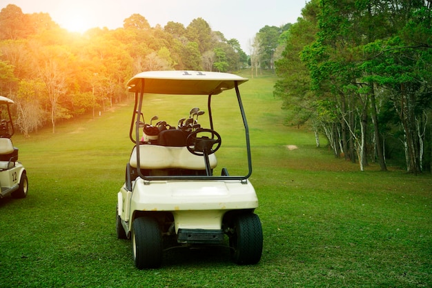 Ein Mann sitzt auf einem Golfplatz