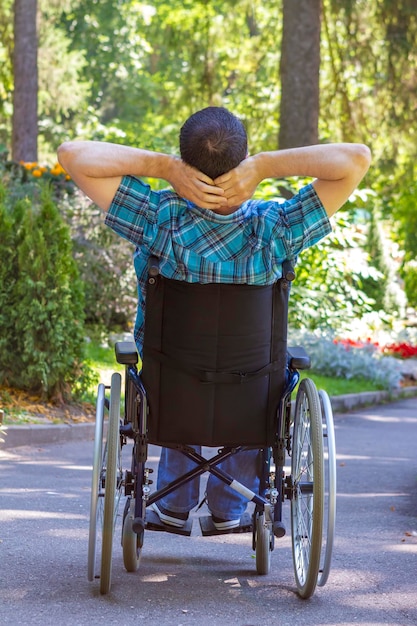 Foto ein mann sitzt im rollstuhl im park