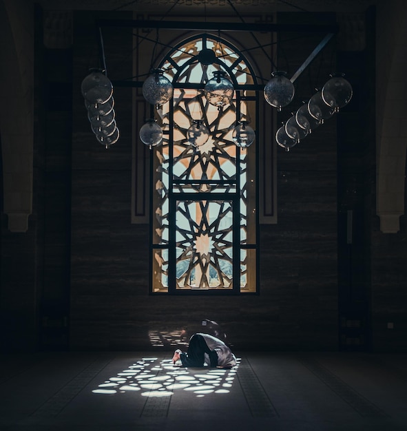 Ein Mann sitzt im Tempel
