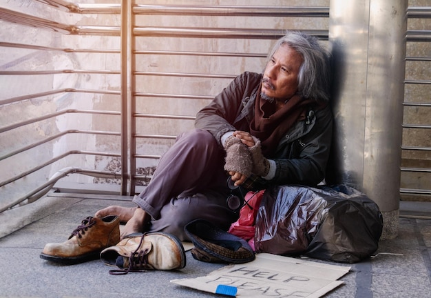 Foto ein mann sitzt in voller länge auf dem boden