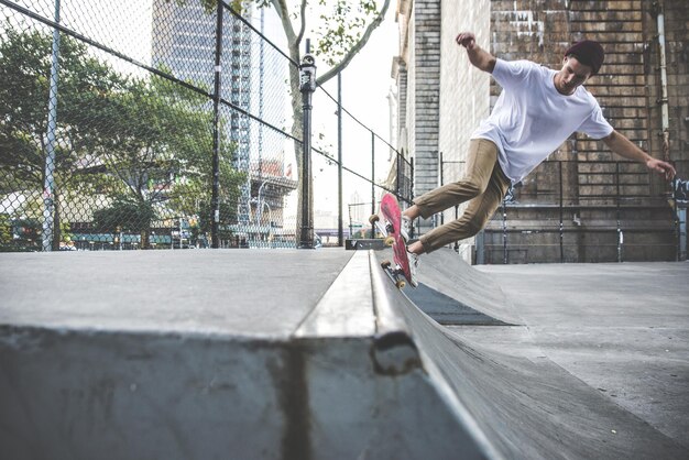 Foto ein mann skatebordet auf einem skateboard in der stadt