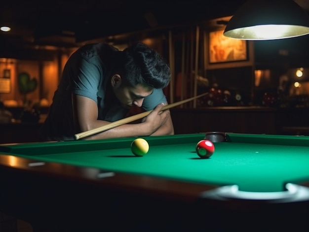 Ein Mann spielt Billard in einem dunklen Raum mit Licht an der Decke