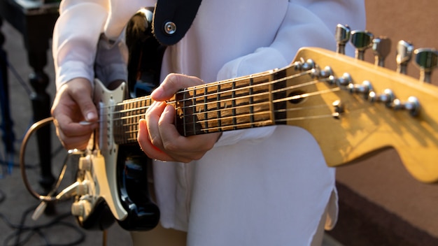 Ein Mann spielt eine Melodie auf einer Gitarre. Nahaufnahme